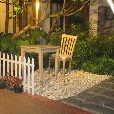 Lovender Guesthouse Malang Buitenkant foto