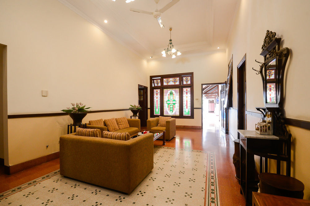 Lovender Guesthouse Malang Buitenkant foto