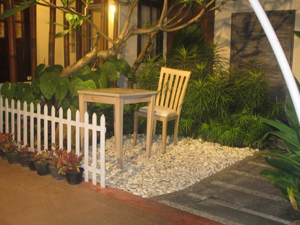 Lovender Guesthouse Malang Buitenkant foto