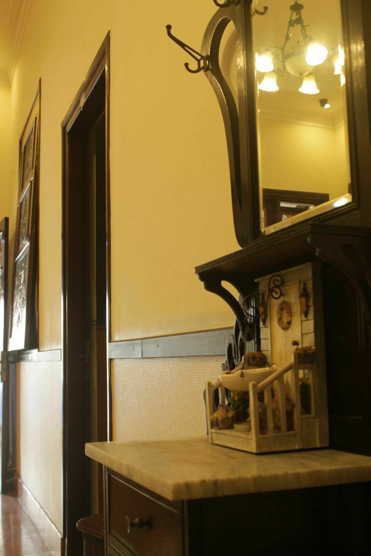 Lovender Guesthouse Malang Buitenkant foto